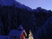 Домик в горах зимой